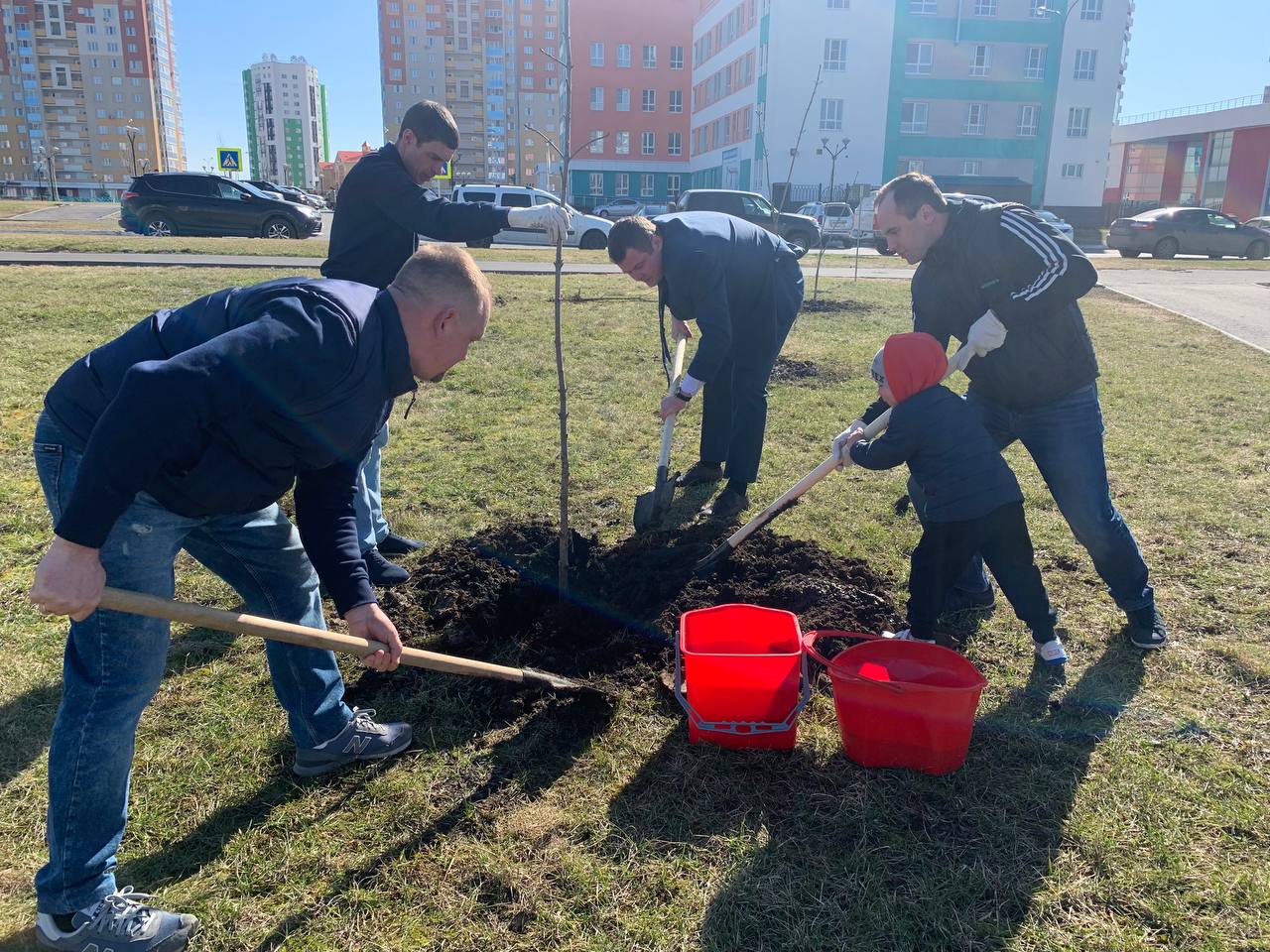 билайн в честь 20-летия Саранского отделения высадил «Каштановую аллею» 